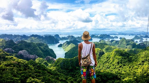 人站立和面对山 · 免费素材图片