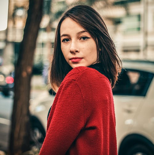 穿红色毛衣的女人的照片 · 免费素材图片