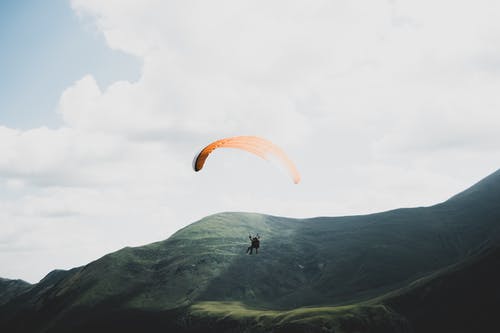 降落伞上的人 · 免费素材图片