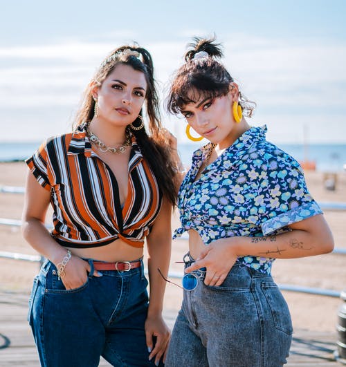 挨着站着的女人的照片 · 免费素材图片