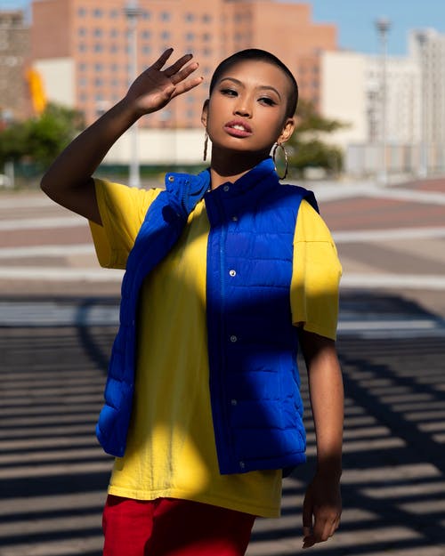 穿蓝色泡泡夹克的女人的照片 · 免费素材图片