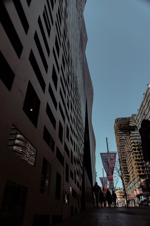 人们走在大厦旁边 · 免费素材图片