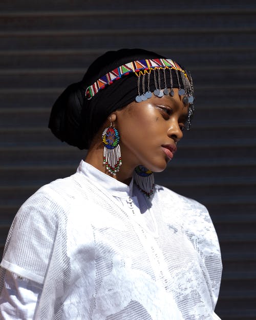 女人穿着流苏的头巾的照片 · 免费素材图片