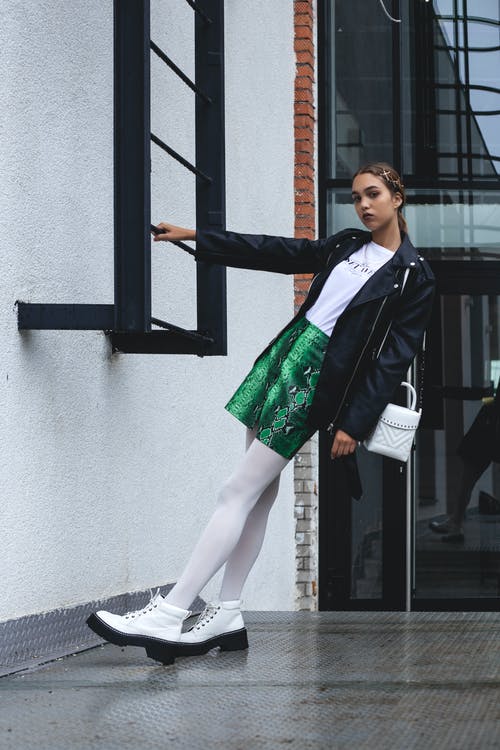 女人抱着梯子的照片 · 免费素材图片