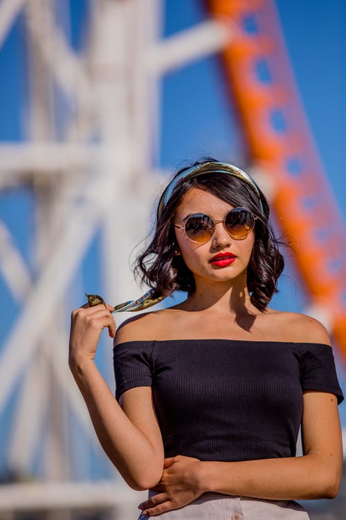 黑色的露肩衬衫，抱着她的头巾的女人 · 免费素材图片