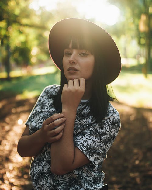 女人戴着帽子 · 免费素材图片