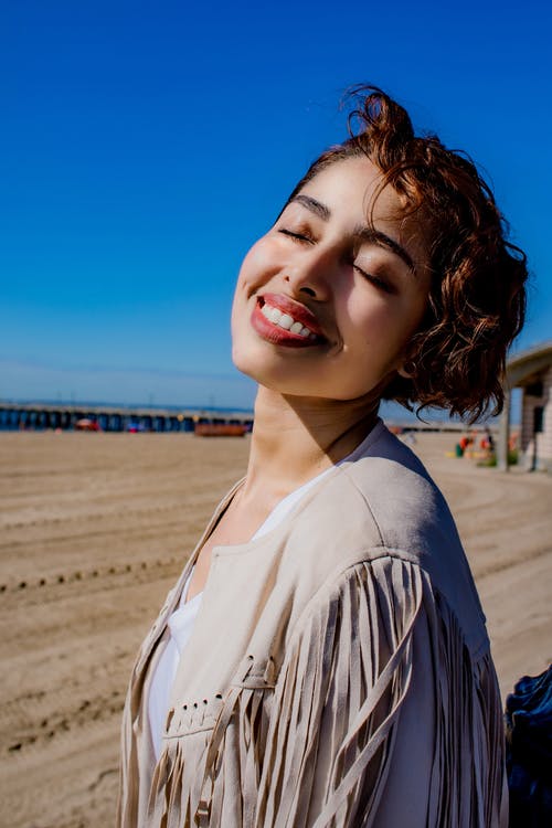 女人微笑的照片 · 免费素材图片