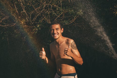 男子伸出大拇指的照片 · 免费素材图片