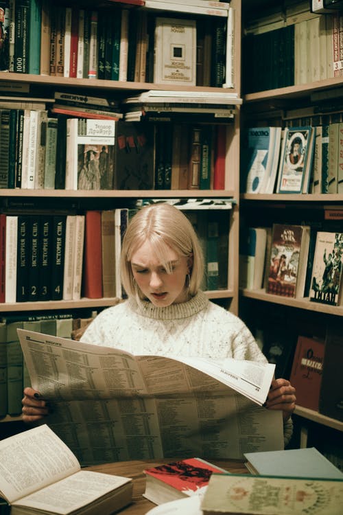 女人读报纸 · 免费素材图片