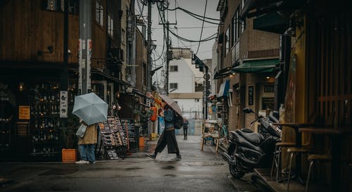 走在街上用雨伞的人 · 免费素材图片