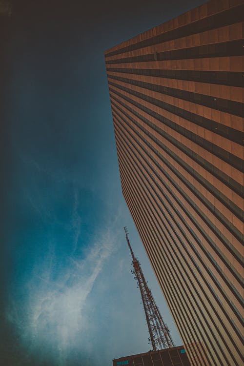晴朗的天空下棕色混凝土建筑的低角度照片 · 免费素材图片