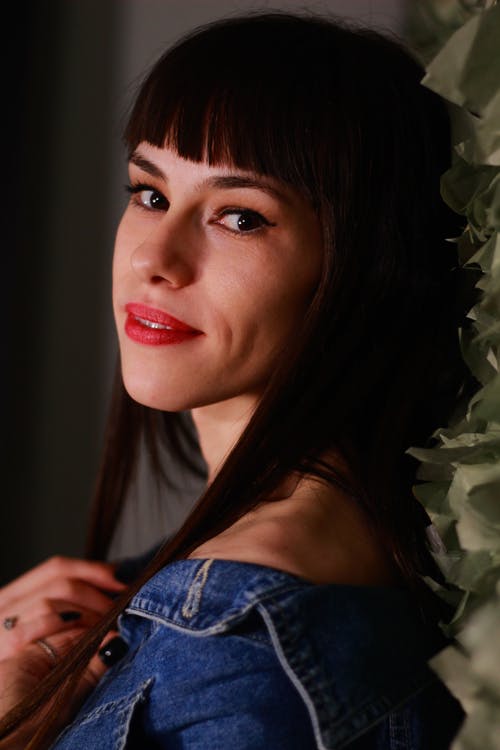 女人靠在墙边 · 免费素材图片