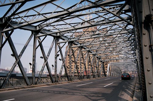 钢桥上的车辆 · 免费素材图片