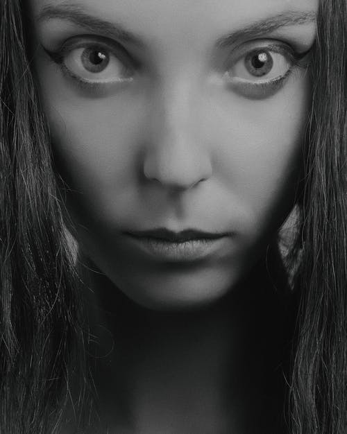 女人的脸的灰度照片 · 免费素材图片