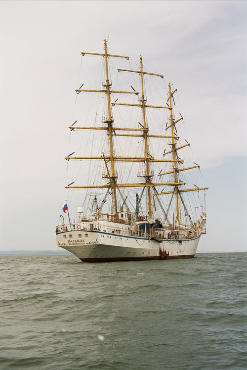 白色帆船在海洋上 · 免费素材图片