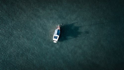 乘船航行 · 免费素材图片