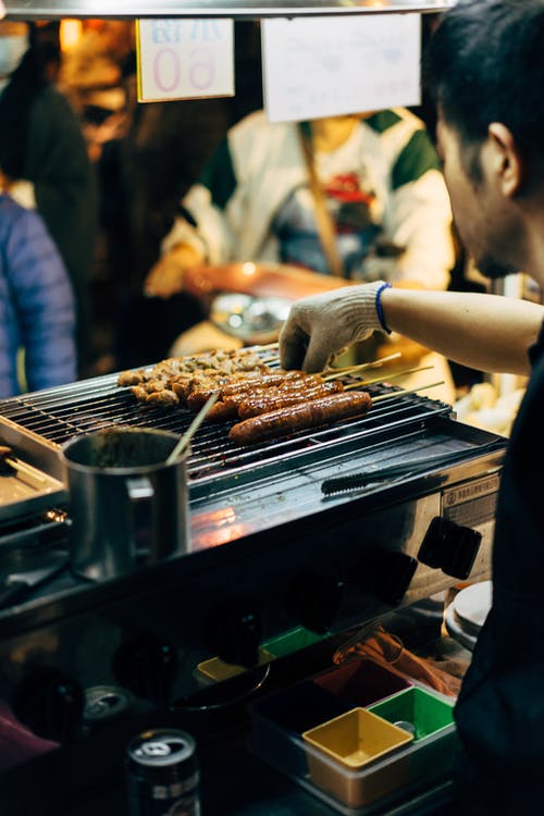 黑围裙煮肉的人 · 免费素材图片