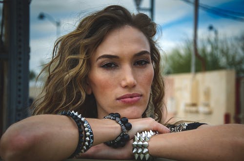 女人靠在她的手上的选择性焦点特写照片 · 免费素材图片