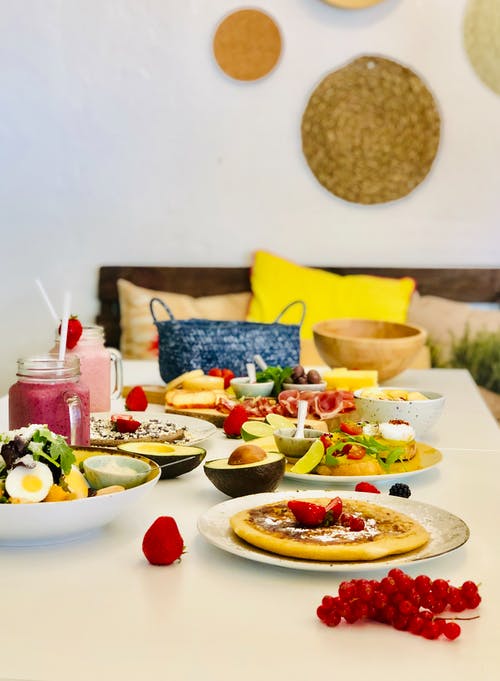 堆在桌上的水果 · 免费素材图片