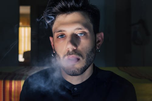 男子吸烟香烟 · 免费素材图片