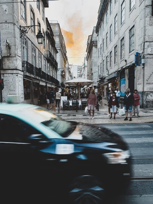 在行人专用道上行走的人 · 免费素材图片