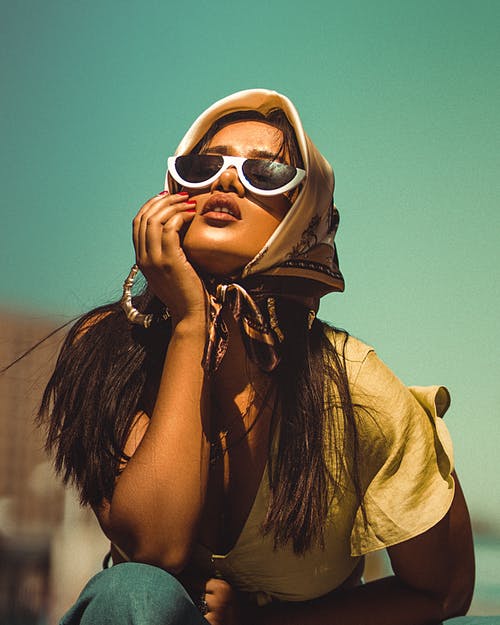 女人在头巾和白色太阳镜摆姿势的选择性焦点照片 · 免费素材图片