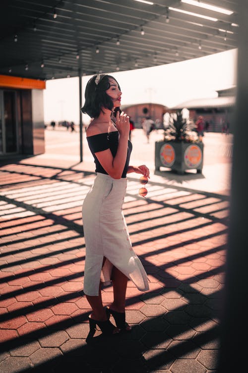 妇女的黑色露肩上衣和白色裙子 · 免费素材图片