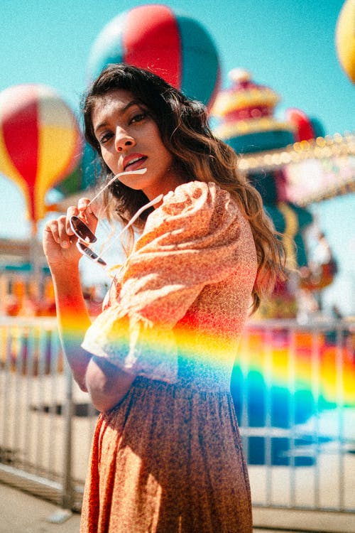 女人控股太阳镜 · 免费素材图片