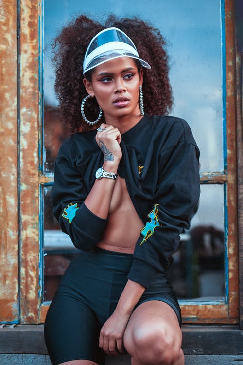 坐在窗口摆姿势的美丽的女人黑色长袖衬衫和黑色短裤的照片 · 免费素材图片