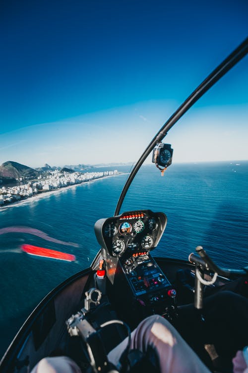 直升机在海上飞行的照片 · 免费素材图片