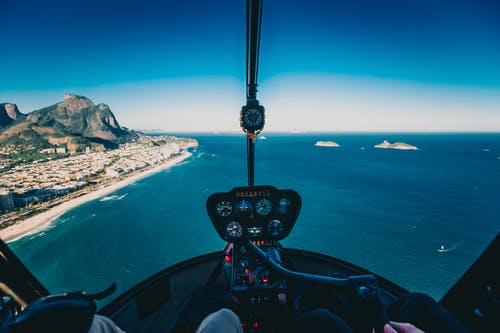 飞行直升机的人的照片 · 免费素材图片
