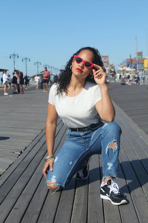 女人触摸她的太阳镜的照片 · 免费素材图片