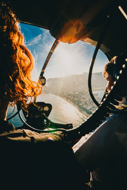 男子驾驶直升机的照片 · 免费素材图片
