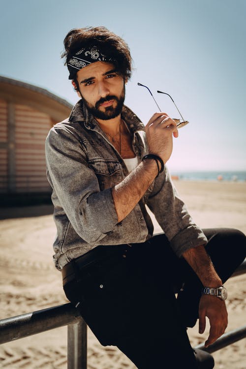 男子举行太阳镜 · 免费素材图片