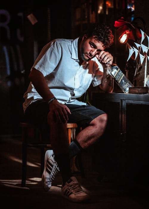 男子持空瓶 · 免费素材图片