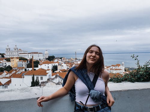 倚在混凝土墙上的女人 · 免费素材图片