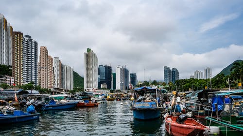 靠近水港的城市照片 · 免费素材图片