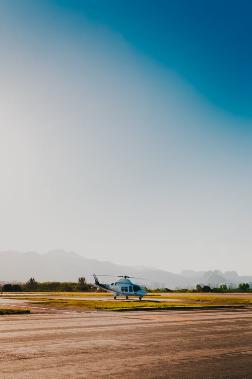 白色直升机降落 · 免费素材图片