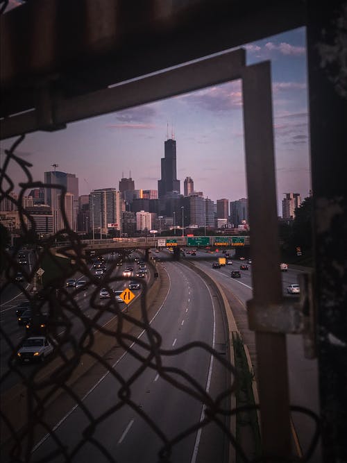 护栏上的车辆 · 免费素材图片