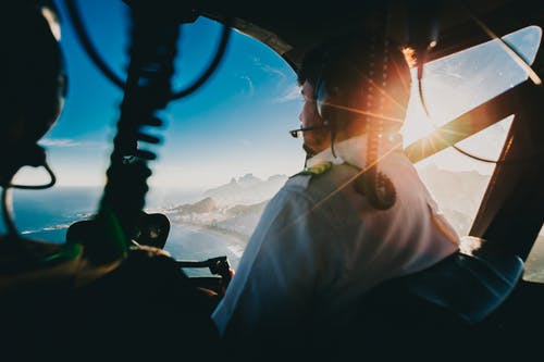 男子飞行直升机 · 免费素材图片
