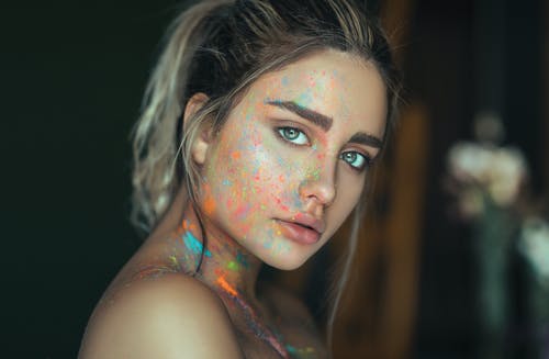 女人脸上涂满颜料的照片 · 免费素材图片