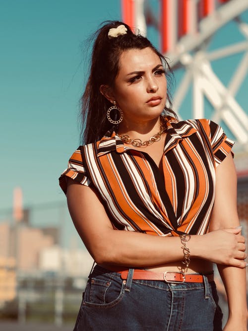 女人抱着她的手臂的照片 · 免费素材图片