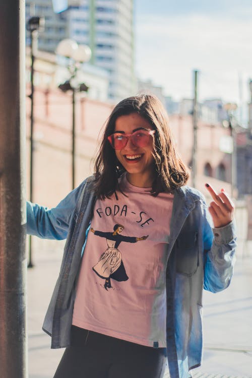 女人做手势的照片 · 免费素材图片