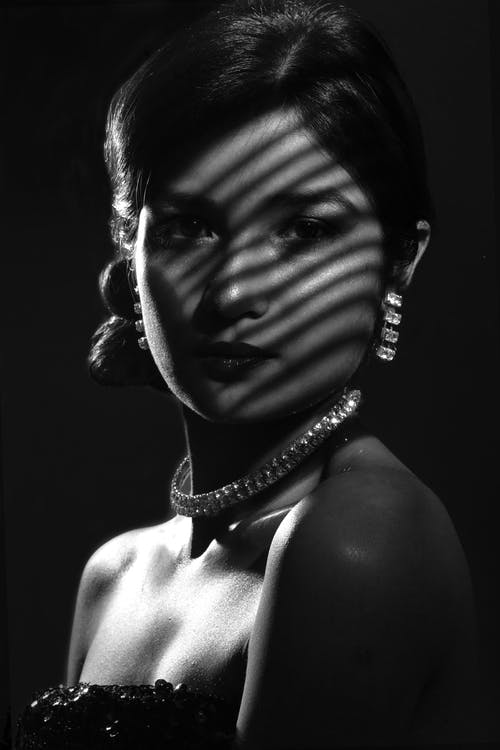 女人脸上的blinder光影灰度肖像照片 · 免费素材图片