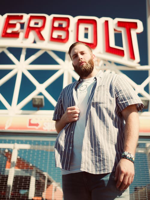 男子手持他的马球的照片 · 免费素材图片