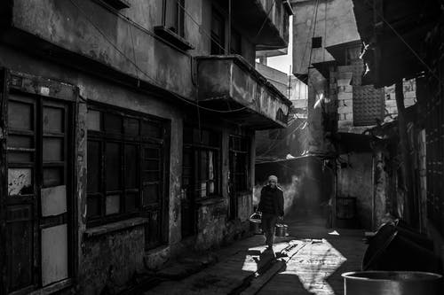 走在结构旁边的人 · 免费素材图片