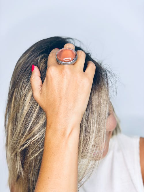 白衬衫的女人 · 免费素材图片