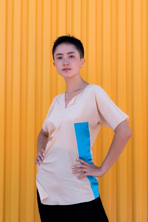 女人穿着短袖的衬衫，她的手牵着腰 · 免费素材图片