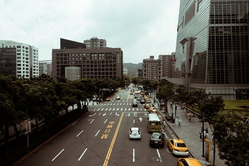 建筑物附近道路上的汽车 · 免费素材图片