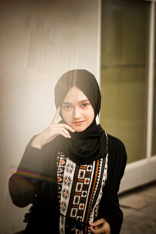 黑色头巾摆在的穆斯林妇女的照片 · 免费素材图片